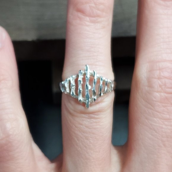 Size 6 Sterling Silver Cool Pattern Design Band Ring - Picture 1 of 6